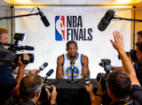 NBA总决赛新闻发布会球员接受媒体采访